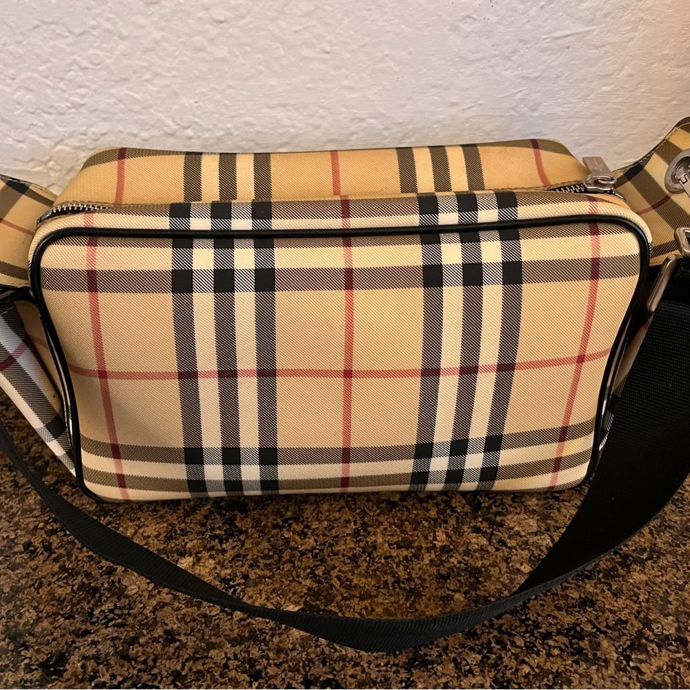 New! Burberry vintage leather bag.